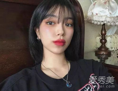 八字刘海已经流行很久了!今秋和冬季试试这种有盖刘海。