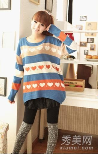 十件甜美的蝙蝠衬衫在春风的房间里沙沙作响。