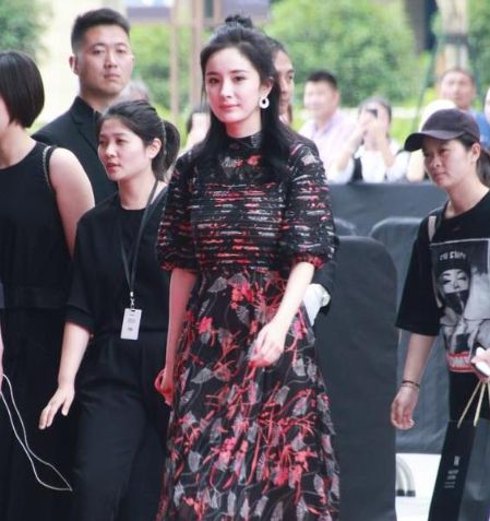如何在微博上绑杨蜜的肉丸?半肉丸头连衣裙飘动