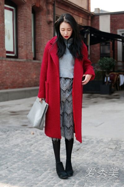 羊毛大衣和裙子显示出优雅