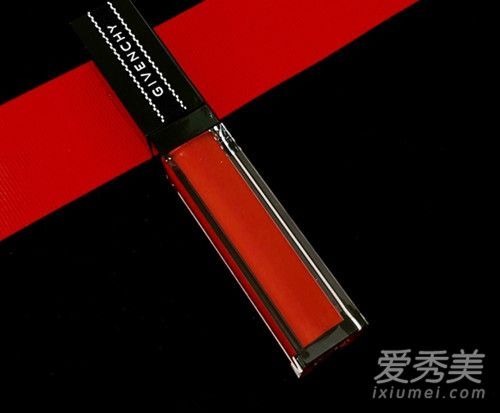 纪梵希的禁忌之吻嘴唇是白色的吗?