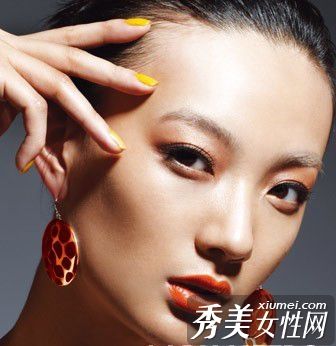 明亮的水果和美丽的妆容带来甜蜜美好的心情。