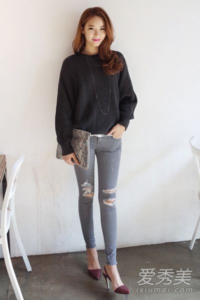 毛衣和牛仔裤非常简单时尚。