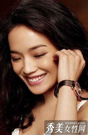 打造女演员最爱的优雅烟熏妆的六个步骤