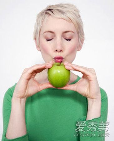 自制美白面膜:苹果、西瓜和菠萝都可以美容