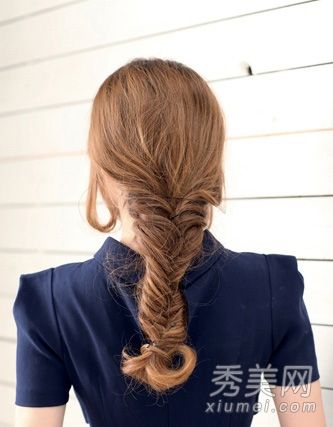女性风格后的俞家炳慵懒长发的优雅编织