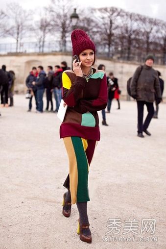 小家伙穿得像个小女孩,给人留下深刻印象。