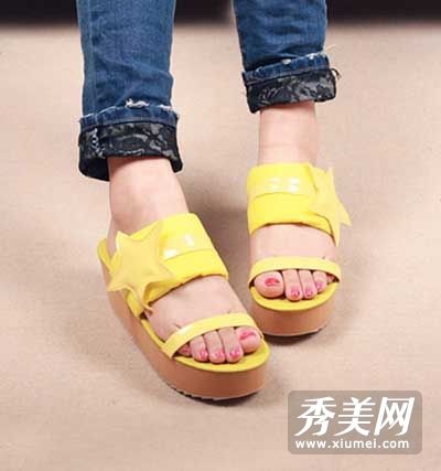 漂亮的糖果色蛋糕凉鞋杀死的是你