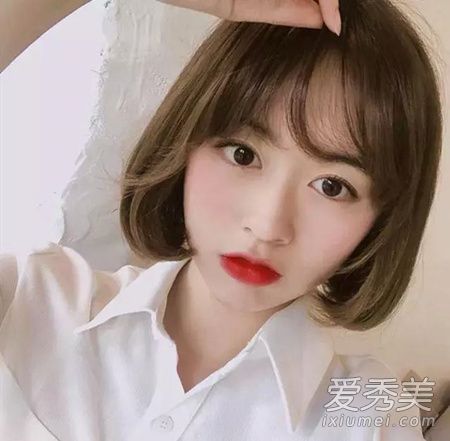 学生头上的短发不仅仅是鲍勃的头!