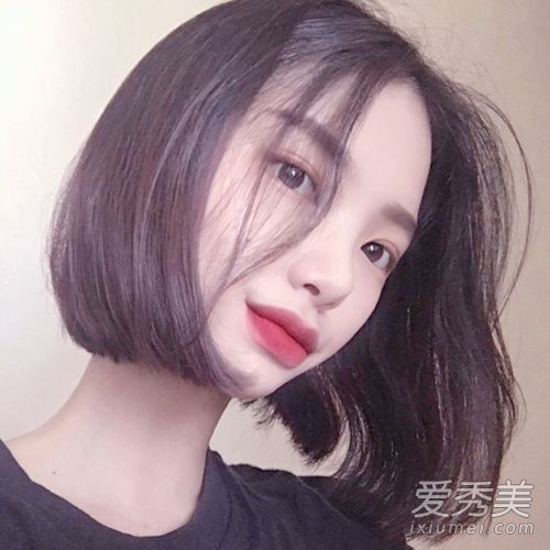 2018年秋天,发型的趋势开始显现。是时候尝试短发和中发了!