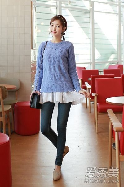 毛衣和经典服装的牛仔裤不相配。