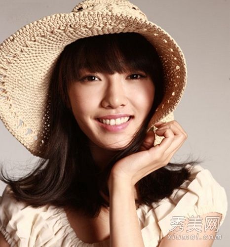 女演员表演12月最热门的发型肩并肩的发型