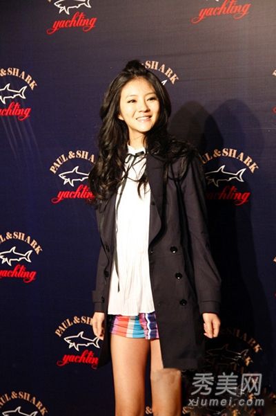 风衣很流行。它们让你苗条。