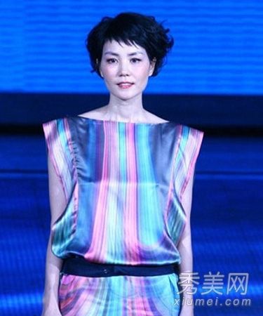 王菲的小明星热妈妈的年龄减少的短发显示英俊的女性味道