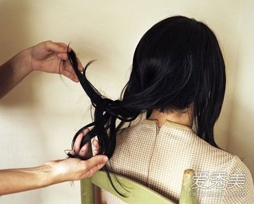 头皮油和干头发?一个双发女孩应该如何保护她的头发?