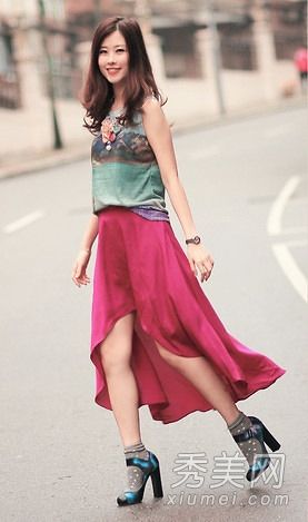长裙搭配飘动的裙子和不规则的下摆是最高的