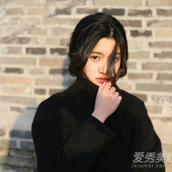 不要记得在洗头前梳头发。难怪你的头发越来越狂躁!