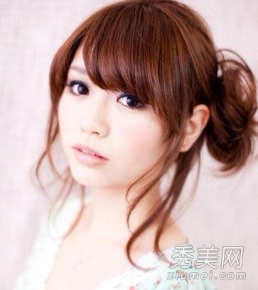 甜美而慵懒的边花玉米头发显示出强烈的女性味道
