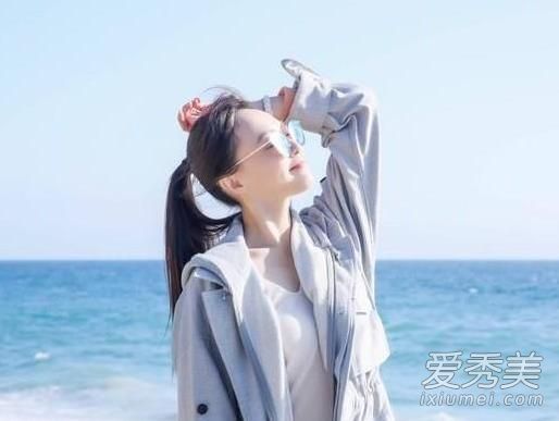 秋背心的四种搭配方法都是大一号，而且看起来不错！