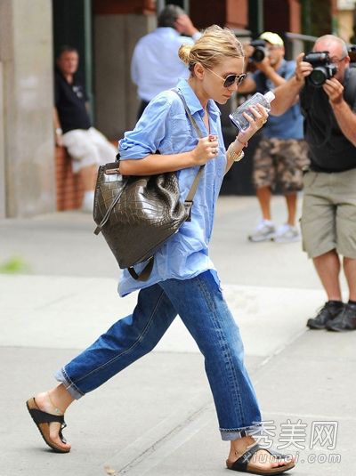 春季丹宁波牛仔衬衫功能多样，味道鲜美。