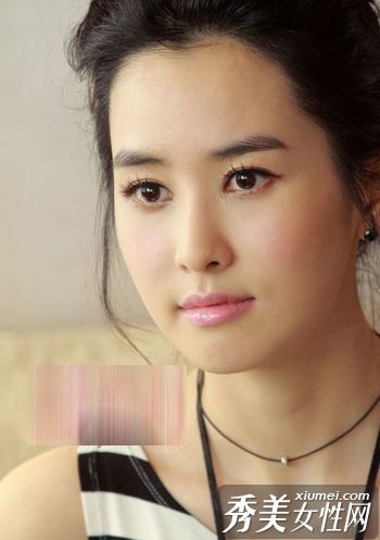 这位女演员纤细的睫毛显出秋冬季的妆容