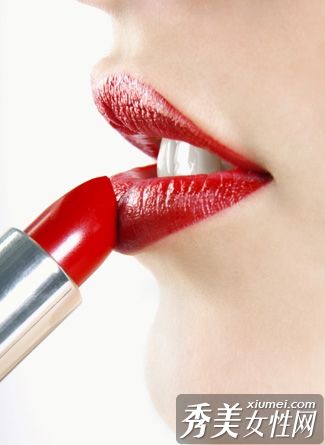 火红的嘴唇点燃冬天的激情