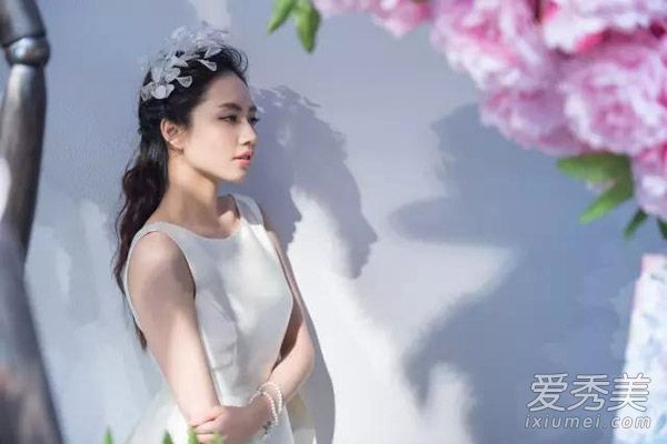 夏天,公主的头和长裙搭配一个3分钟的简单半发式装订教程。