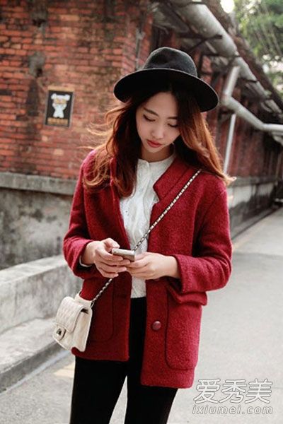 羊毛大衣在简单的服装和帽子中更流行