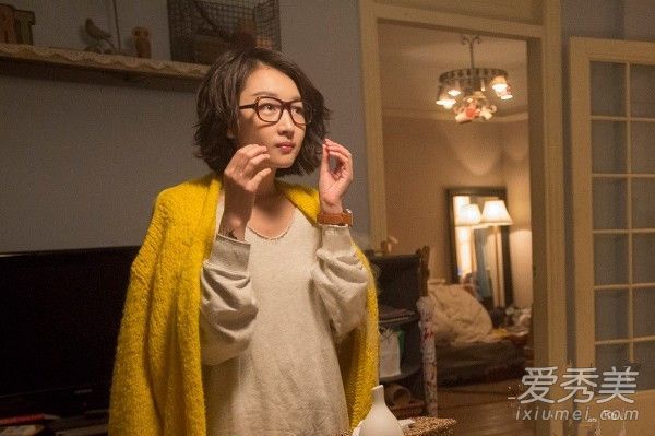 齐尔的黑发和揉揉的发型引领了今年的流行趋势。你还是不知道怎么做!