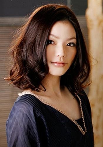 在仲夏,十个留着长发的漂亮女人变成了气质。