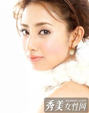 深邃的大眼妆展现神秘的外星人气质