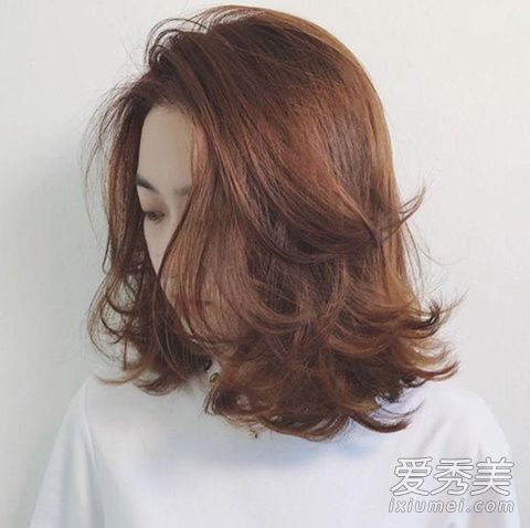 长发高于短发但不饱满的懒人锁骨烫发是秋季最合适的发型。
