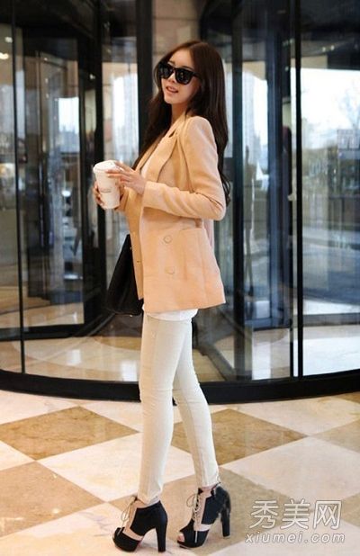 套装+裤腿裤——懒女孩最喜欢的简单紧身款