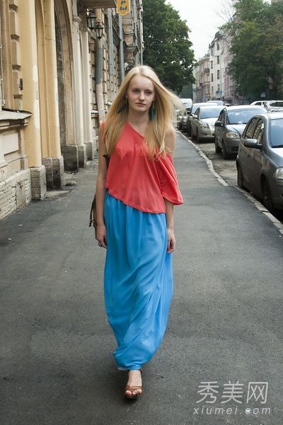 长裙在春天很流行，浪漫而美丽，充满阳光。