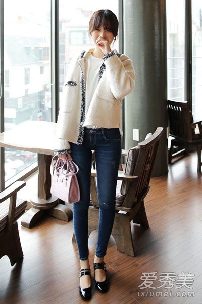 短外套和紧身裤都又高又瘦。