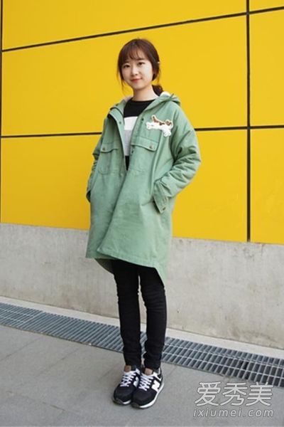 宽松的外套和紧身裤让你看起来更瘦。