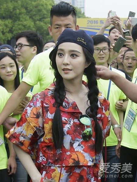 年轻女孩的心爆发了!梳辫子的插图