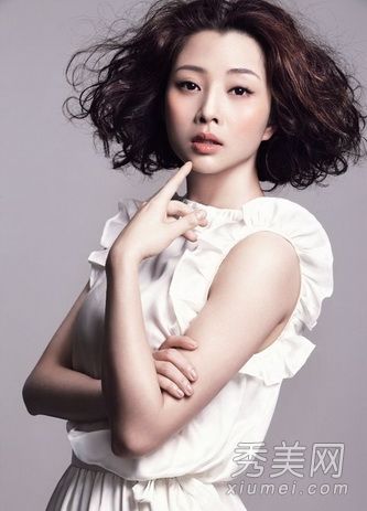 优雅或狂野的各种烫发风格深受近期女演员的青睐