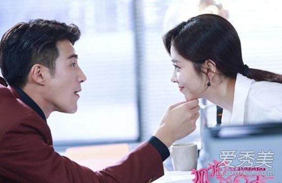 七的头发在夏天是什么颜色?