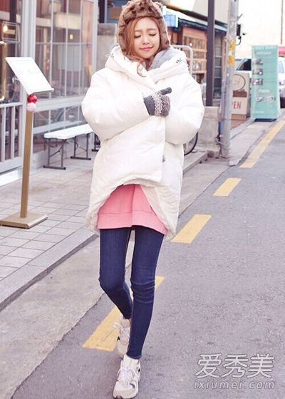 宽松的羽绒服和运动鞋让胖人看起来很瘦