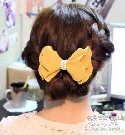 简单的韩式发式展示优雅的气质。