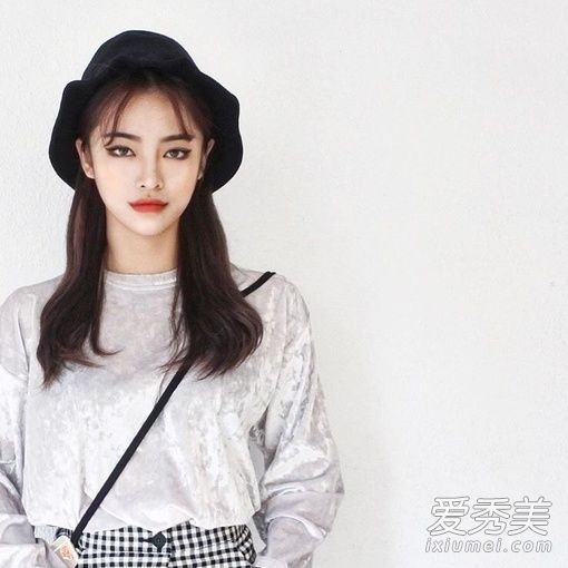 老年女性也会改变气质。年轻女性试图通过“梳刘海”来降低她们的年龄