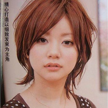 12蓬松的发型在夏天改变性感的印象