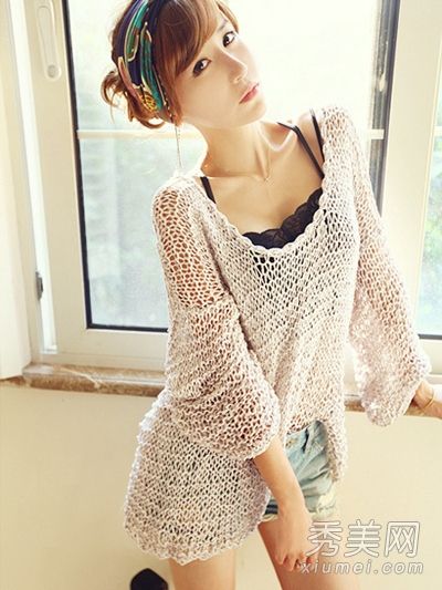 这个矮女孩的春装和短裤很高。