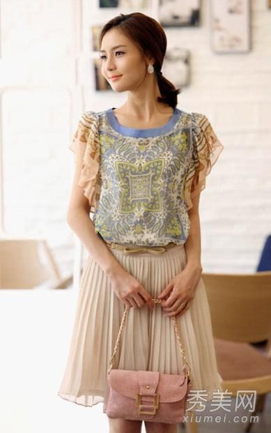 毛利女孩的10条百褶裙是新鲜的,而且可以减少年龄