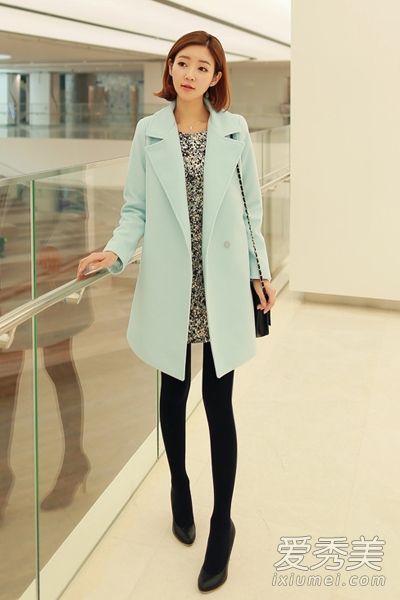 羊毛大衣和连衣裙是冬天最迷人的服装。