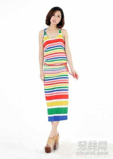 优雅的长礼服在夏天光彩夺目