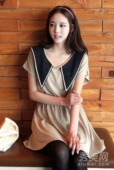 具有减龄技巧的甜美娃娃领连衣裙