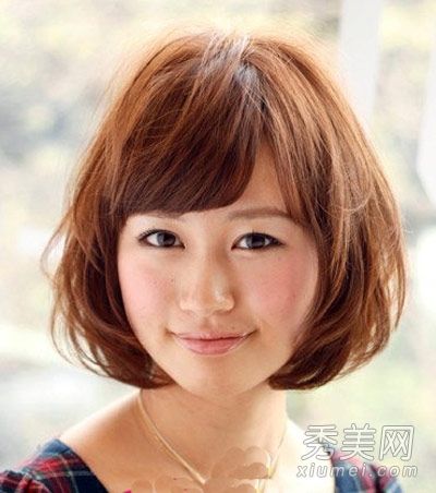 圆脸适合短发造型,面部化妆和苗条的摇头是最有力的