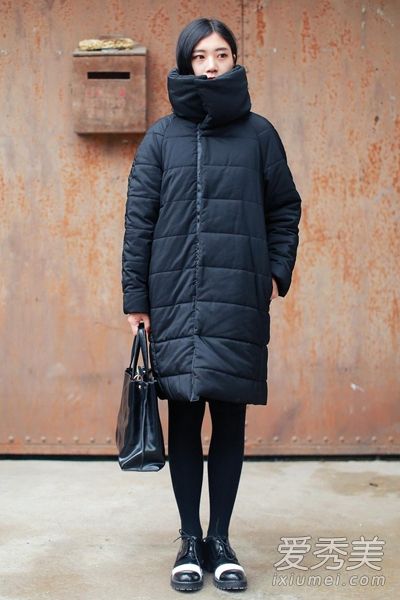 如何将羽绒服搭配上宽下窄以显示其无敌性